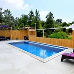 빌라 Uezuemlue 1 Bedroom Secluded With Private Pool *