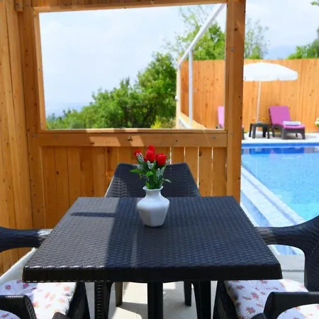Villa Uezuemlue 1 Bedroom Secluded With Private Pool *